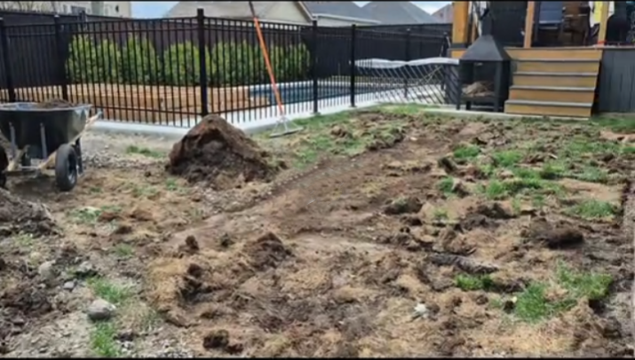 Détourbage et excavation pour recevoir un patio en bois traité de 10x12